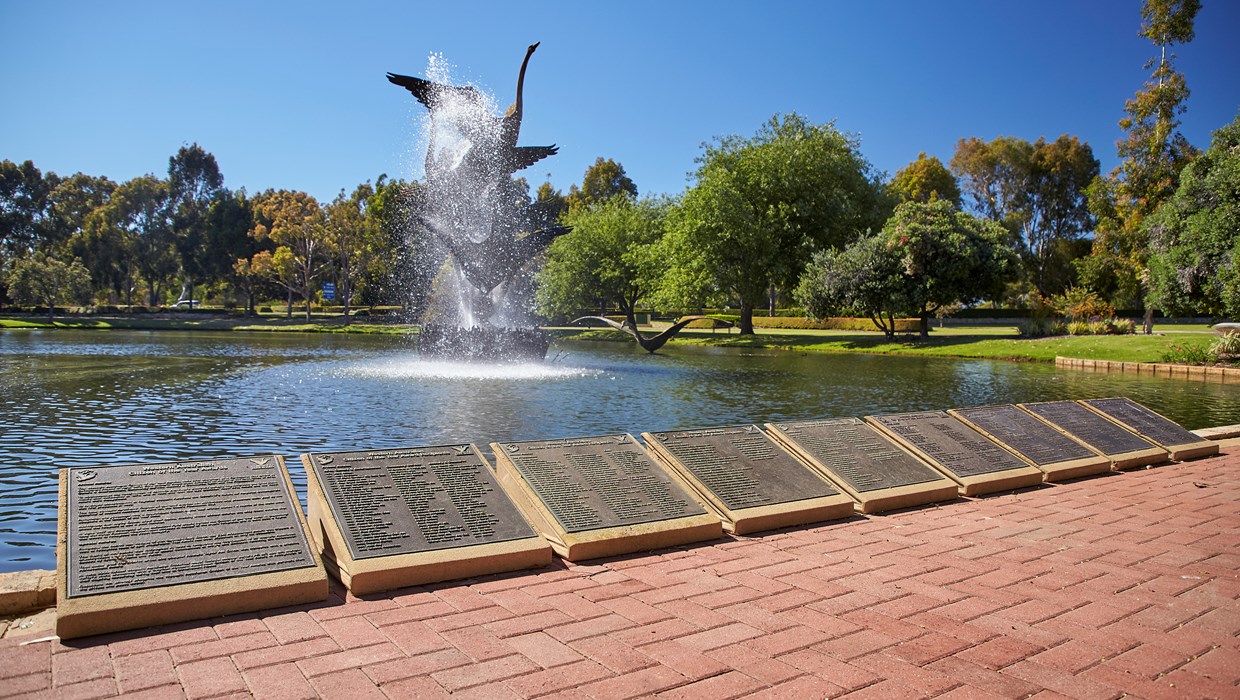 Swan Fountain at the Citizen of the Year Lake, built in 1988 to commemorate the Western Australians of the Year.